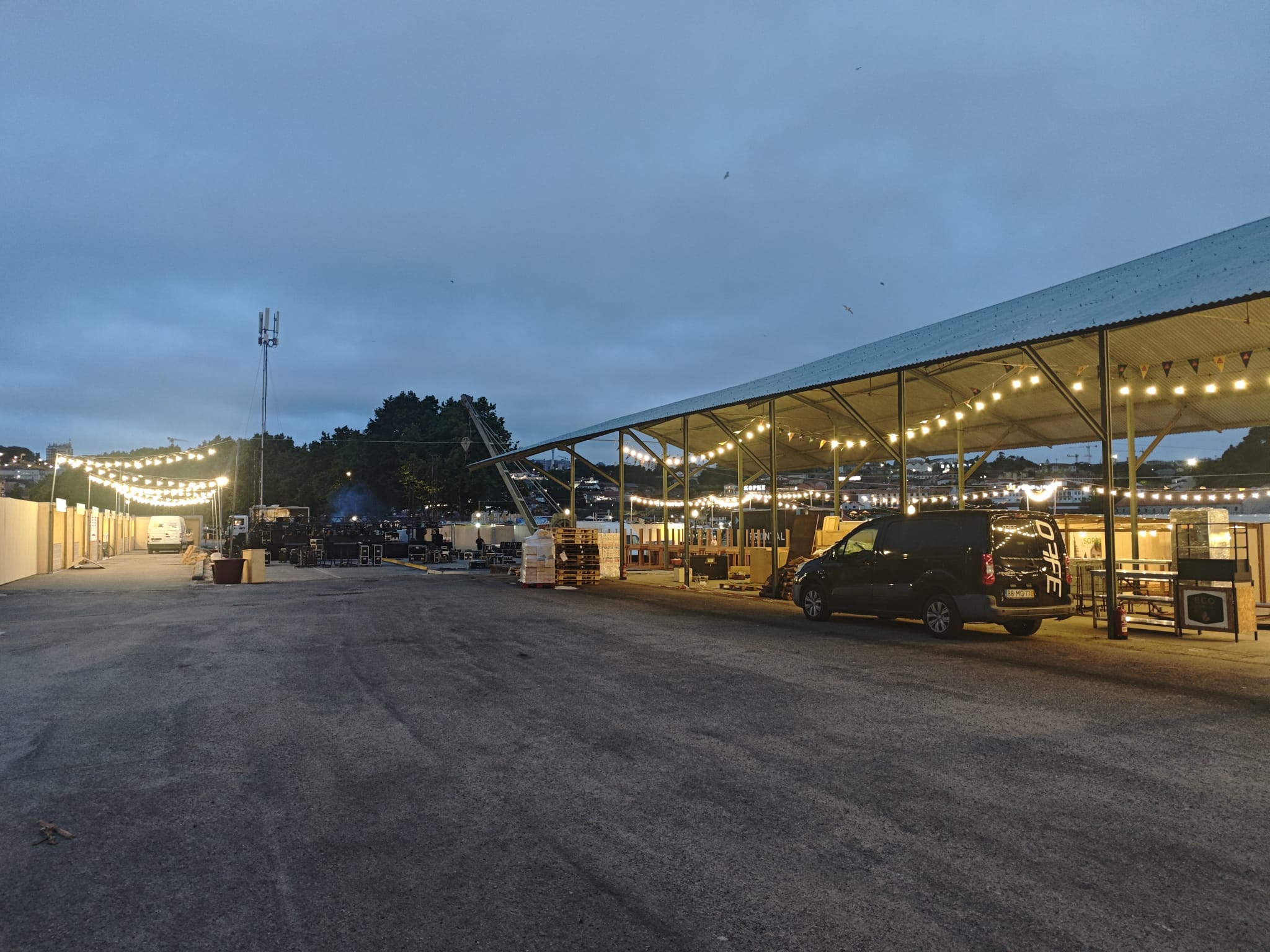 Trabalho de montagem elétrica e iluminação da AP Montagens Eléctricas