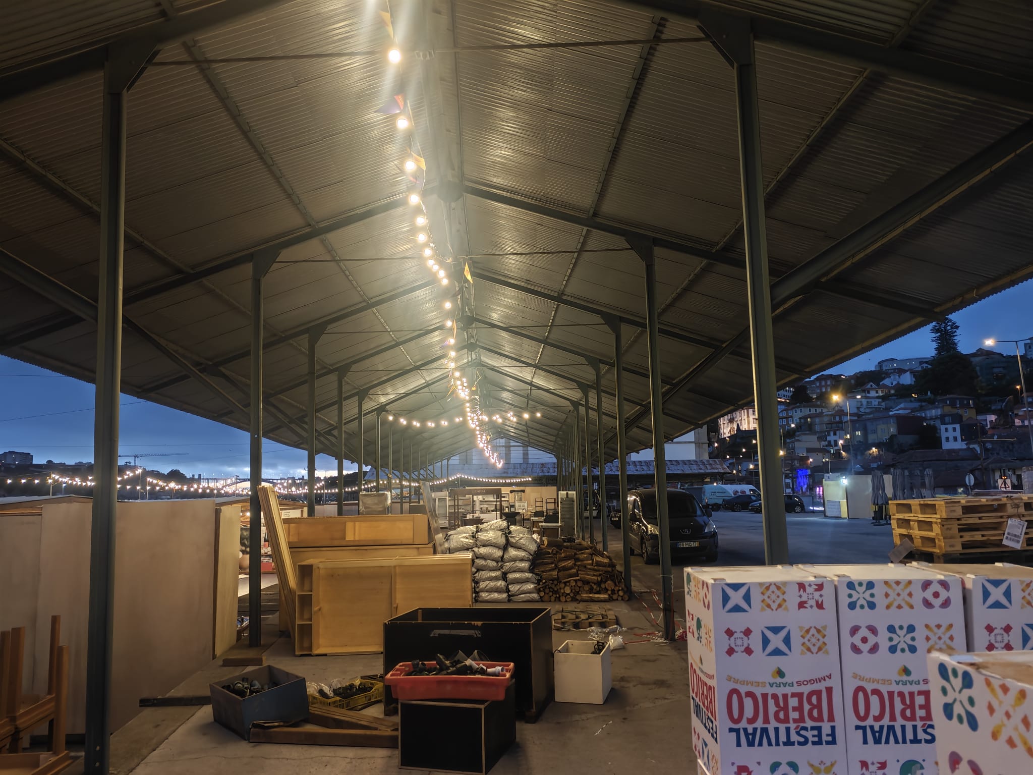Trabalho de montagem elétrica e iluminação da AP Montagens Eléctricas