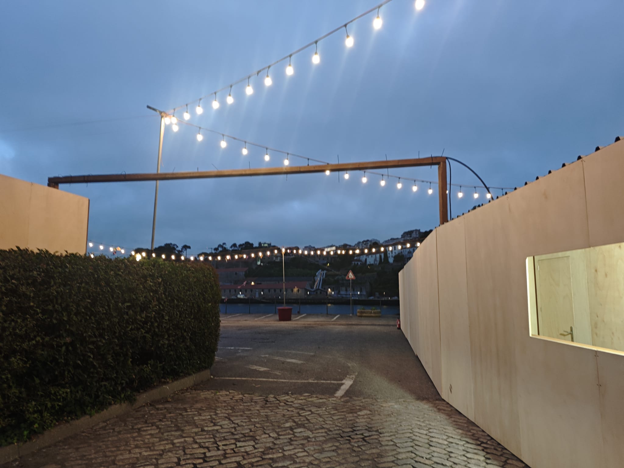 Trabalho de montagem elétrica e iluminação da AP Montagens Eléctricas